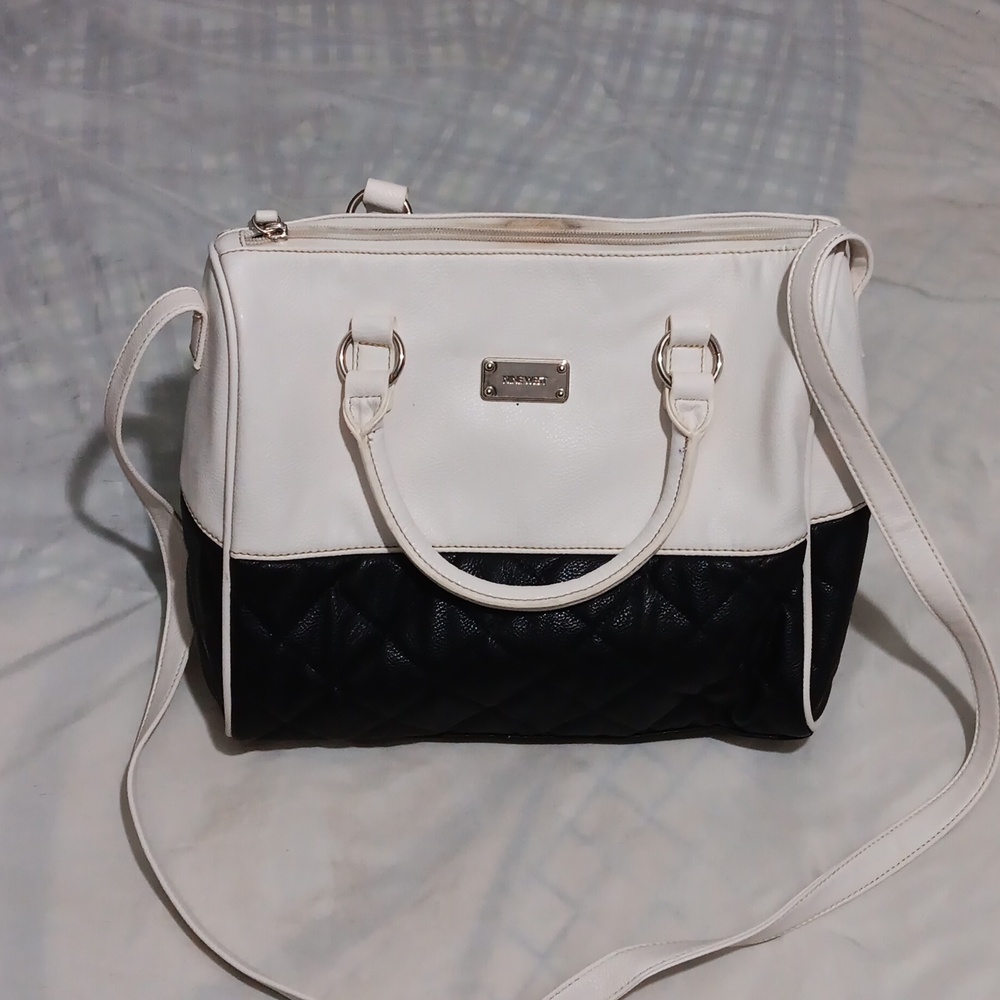 Nine west shoulder bag color white and black.
